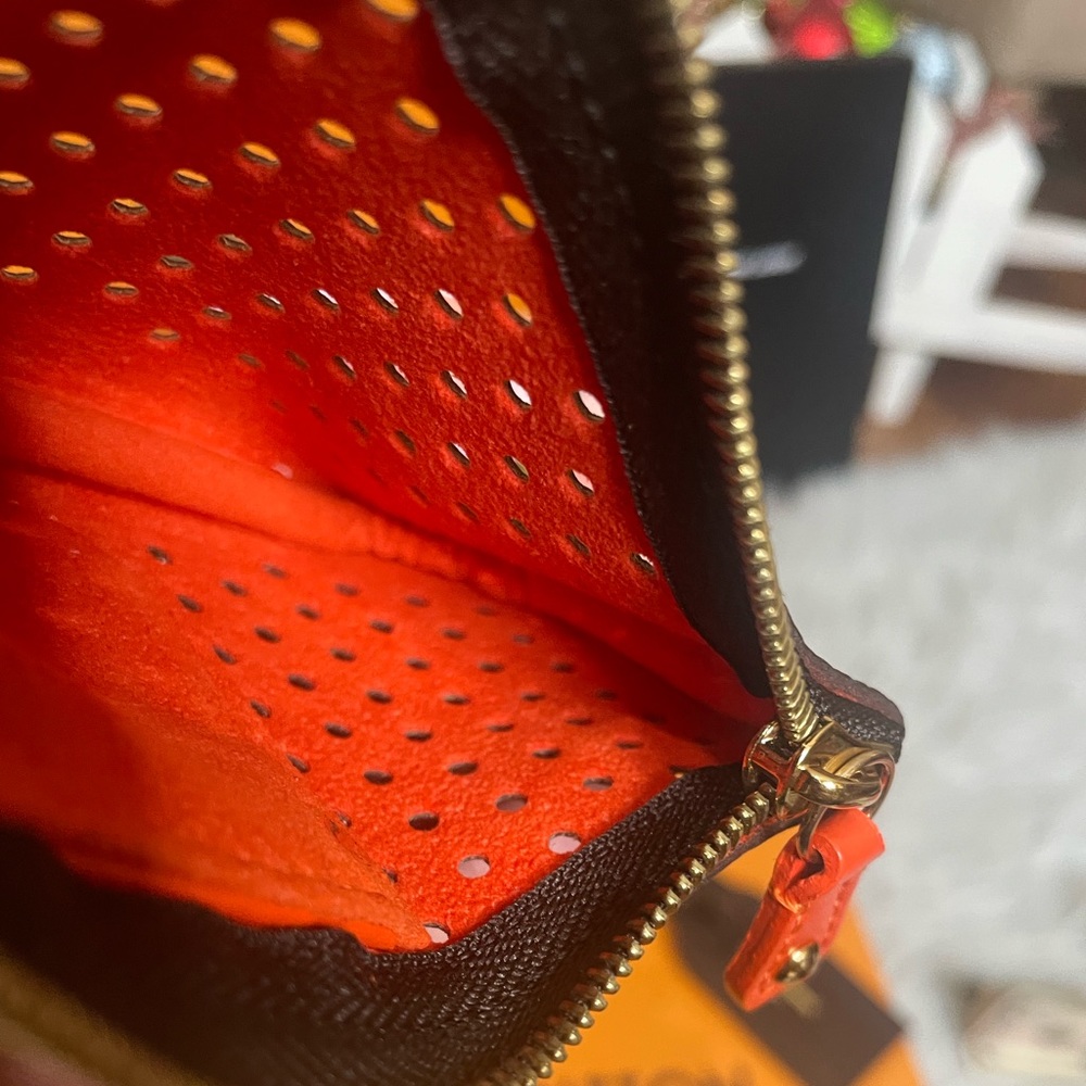 Limited Edition Authentic Louis Vuitton Perforated Key Close - Picture 6 of 15